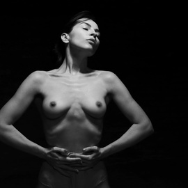 AKT / NUDE